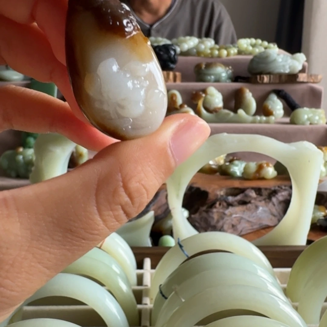 颈饰未镶嵌和田玉（糖玉）