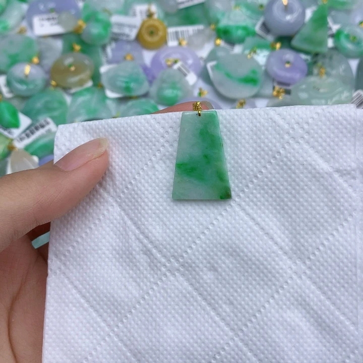翡翠18K金镶嵌颈饰11111111111