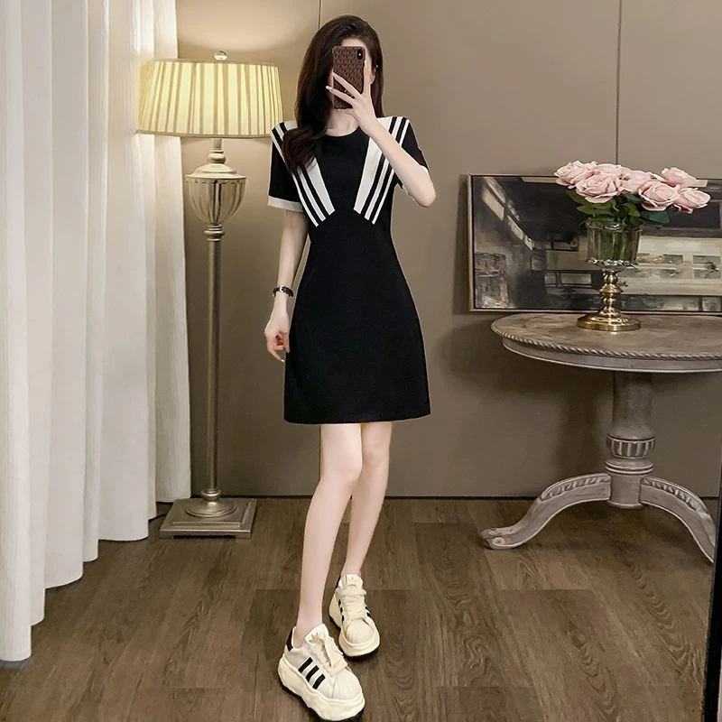 黑色休闲大码连衣裙女夏季2025新款显瘦气质小黑裙洋气中长款裙子