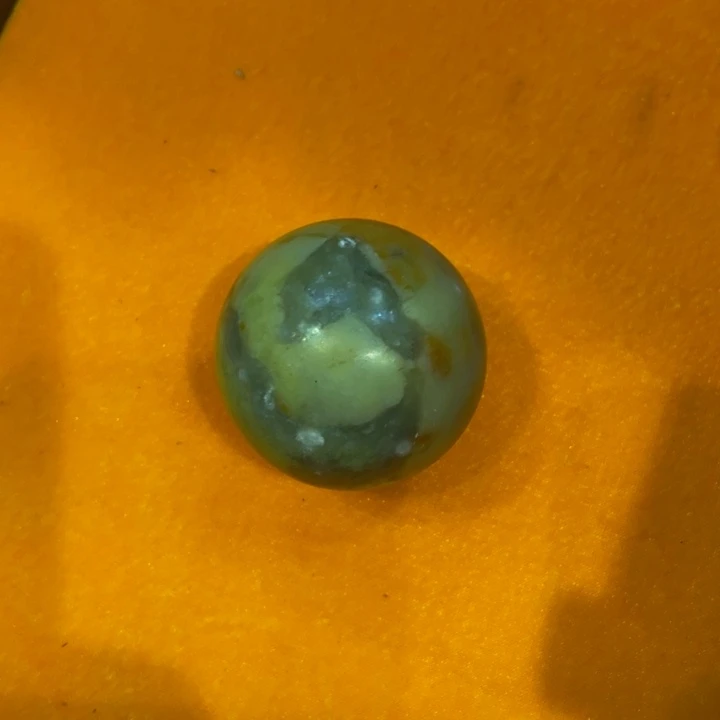 张***店蛇纹石玉未镶嵌摆件
