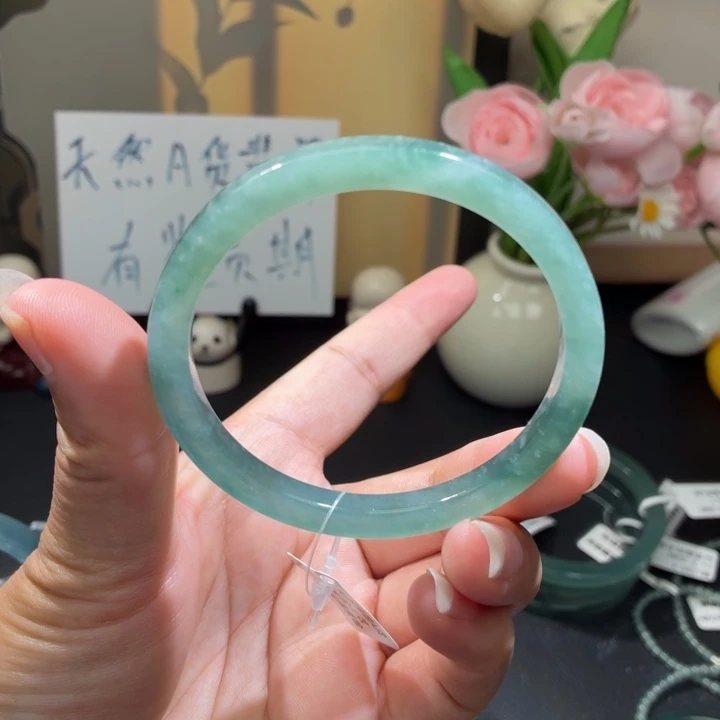 翡翠未镶嵌手镯渐变冰晴