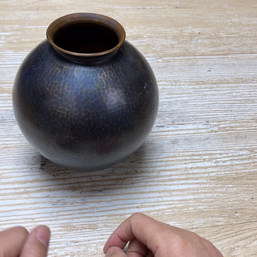 瓷片旧*堂密密麻麻地排列着