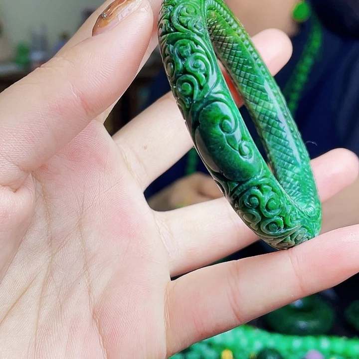 翡翠未镶嵌颈饰多样性54.7