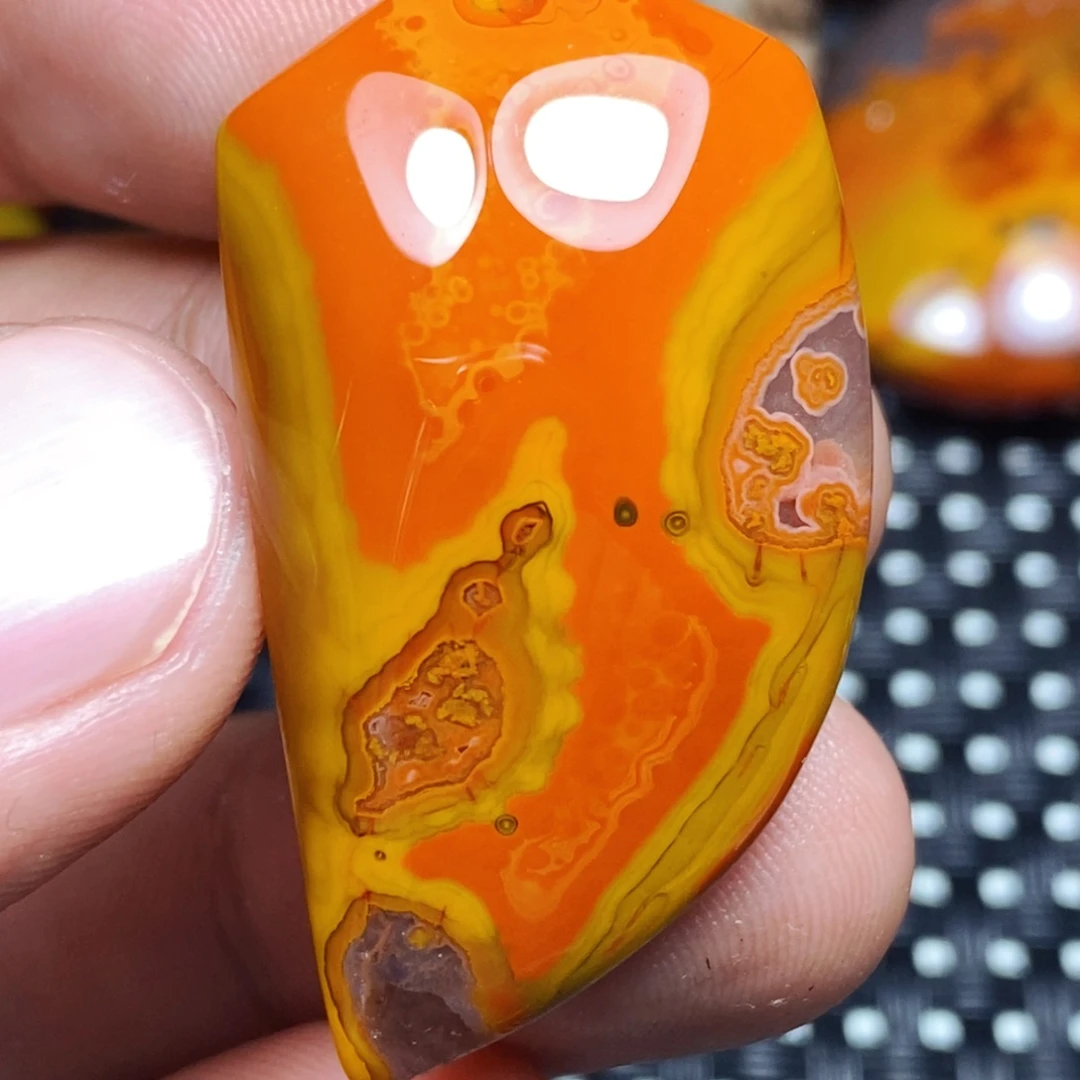 未镶嵌颈饰玛瑙/玉髓山*人