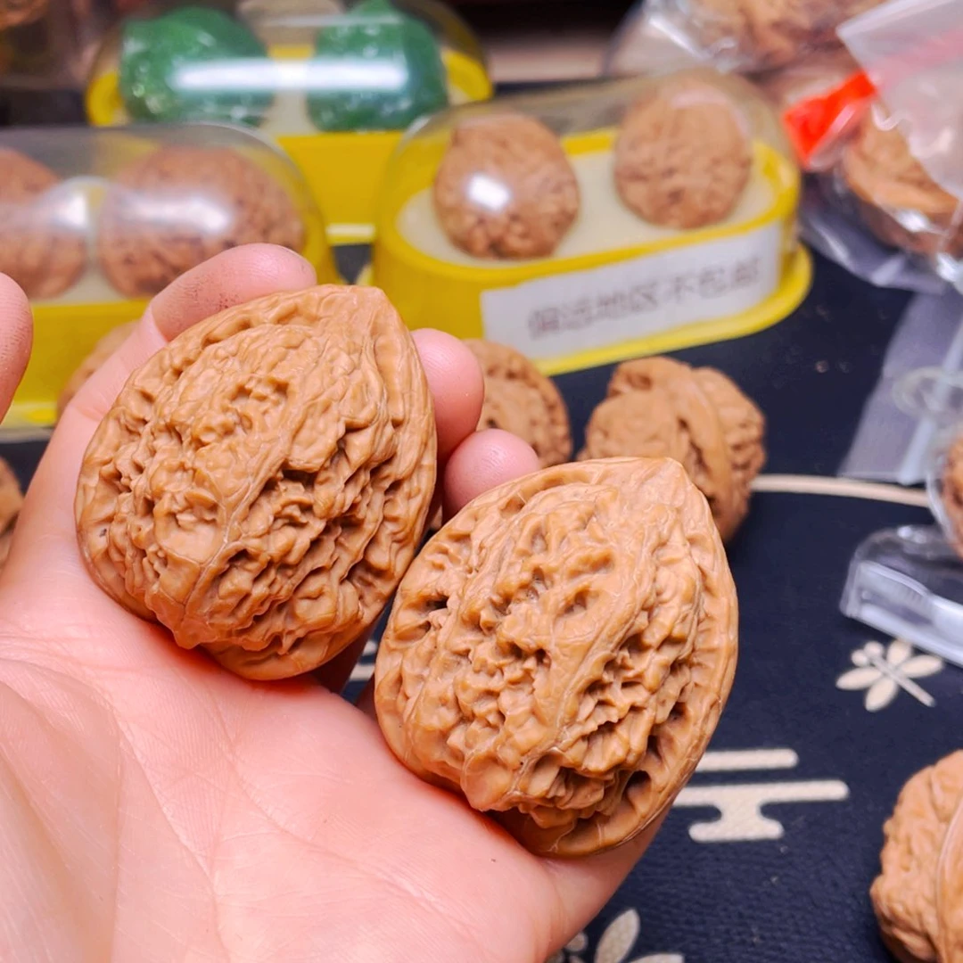 吊坠文玩核桃核尊一对