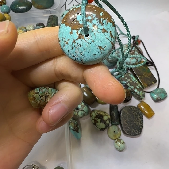 曹***白琥珀未镶嵌颈饰面包扣