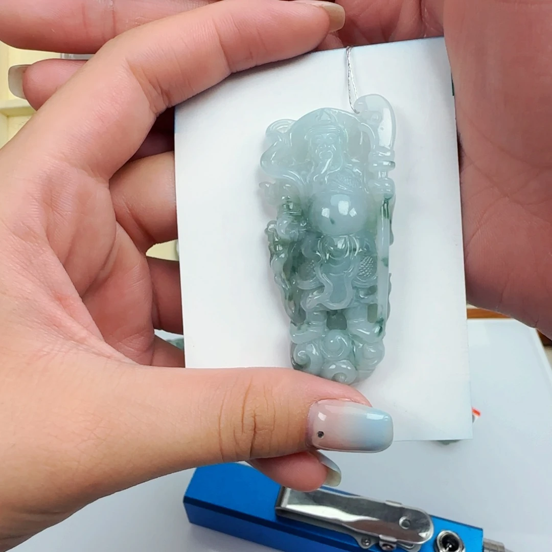 翡翠未镶嵌颈饰关公