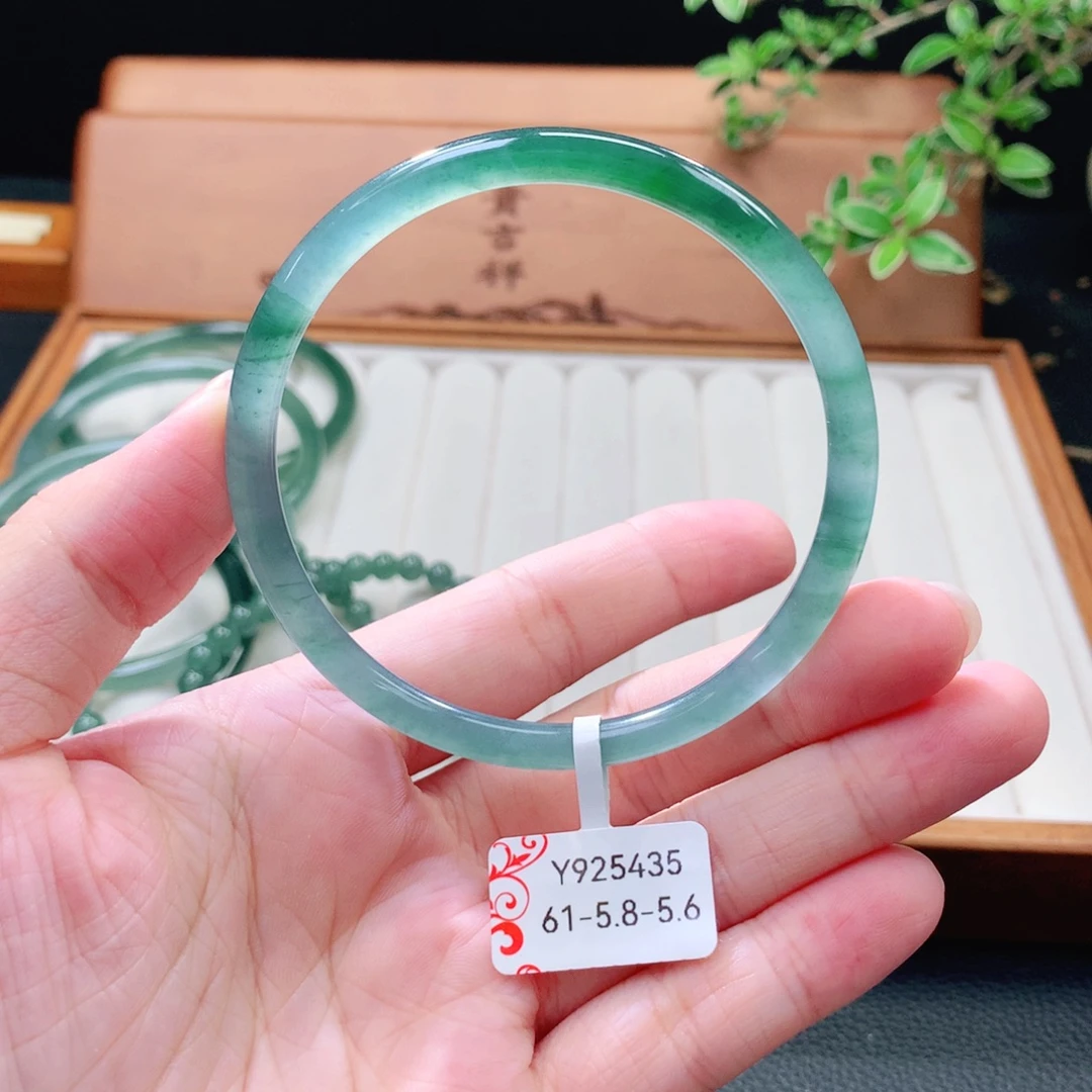 翡翠未镶嵌手镯（圆镯）