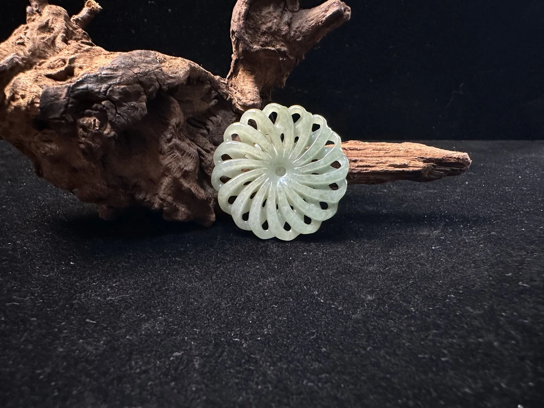 翡翠镂空花环吊坠纯天然多样性发货