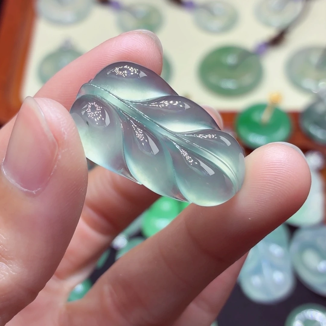 翡翠未镶嵌颈饰叶子30.4mm-18.5mm-5.5mm