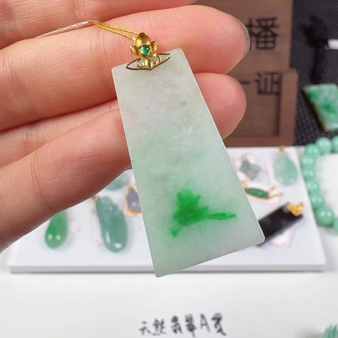 翡翠18K金镶嵌颈饰