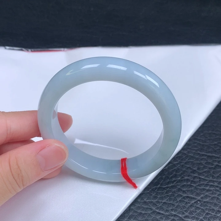 翡翠手镯未镶嵌。