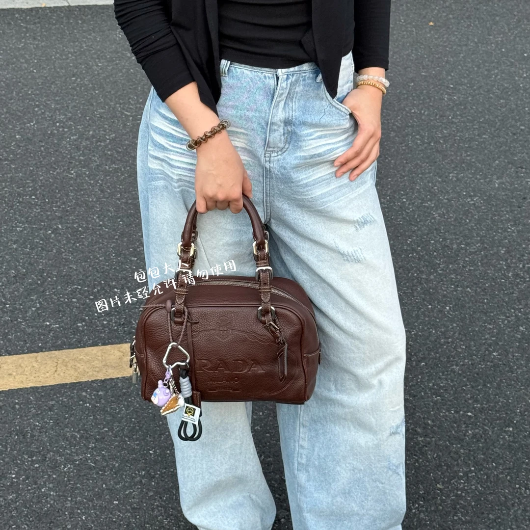 95新 Prada/普拉达 小号（25底）巧克力棕保龄球单肩包