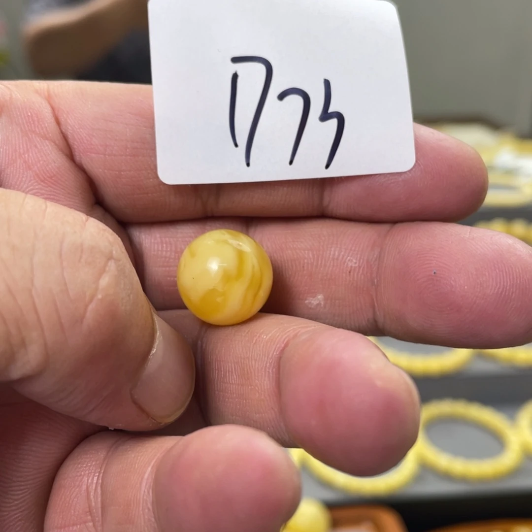 未镶嵌琥珀手链多样性发，发其中一件