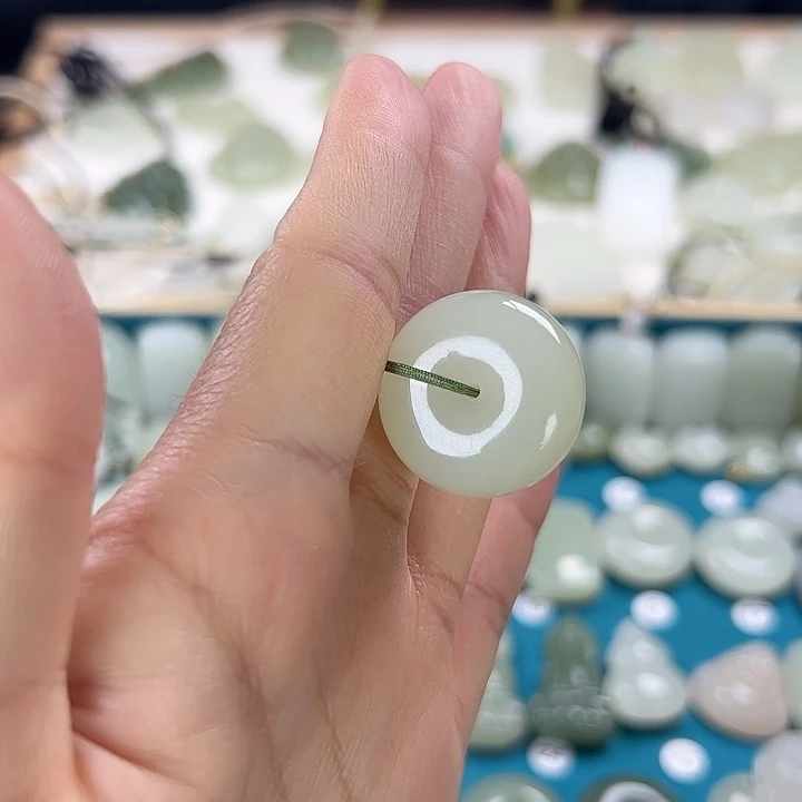 爱***香和田玉未镶嵌颈饰