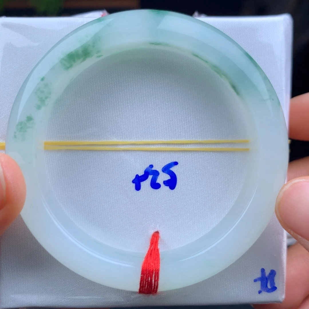 翡翠未镶嵌手镯牛奶底飘绿花