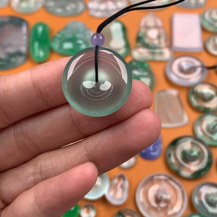 翡翠挂件未镶嵌….