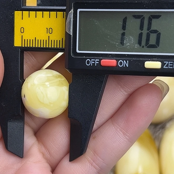 蜜蜡未镶嵌裸石微瑕115