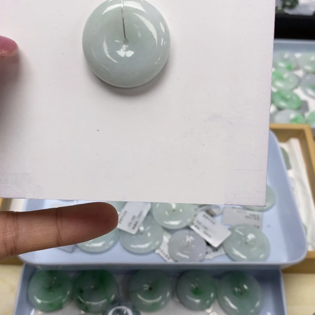 翡翠颈饰未镶嵌平安扣