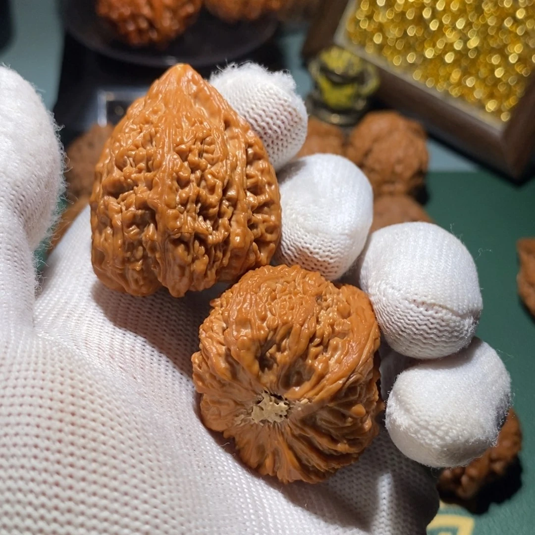 L***）文玩核桃吊坠塔尖