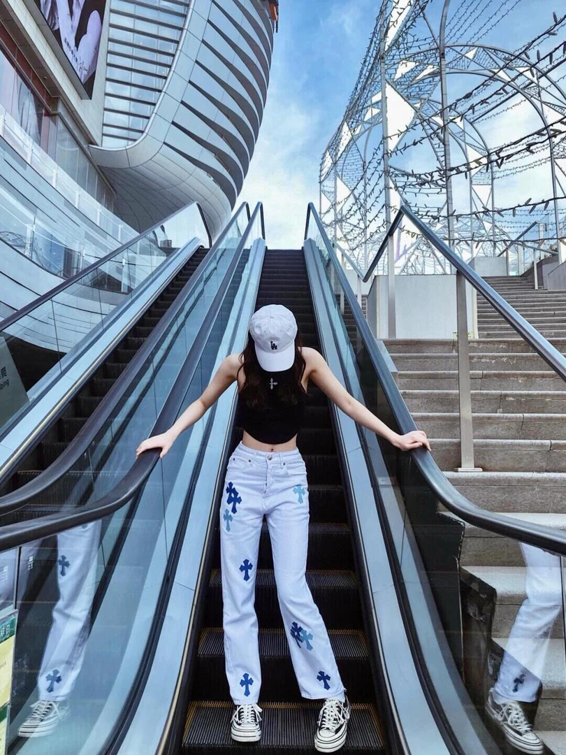 LuoXue斩男又斩女 帅爆炸！十字蓝粉拼皮牛仔裤