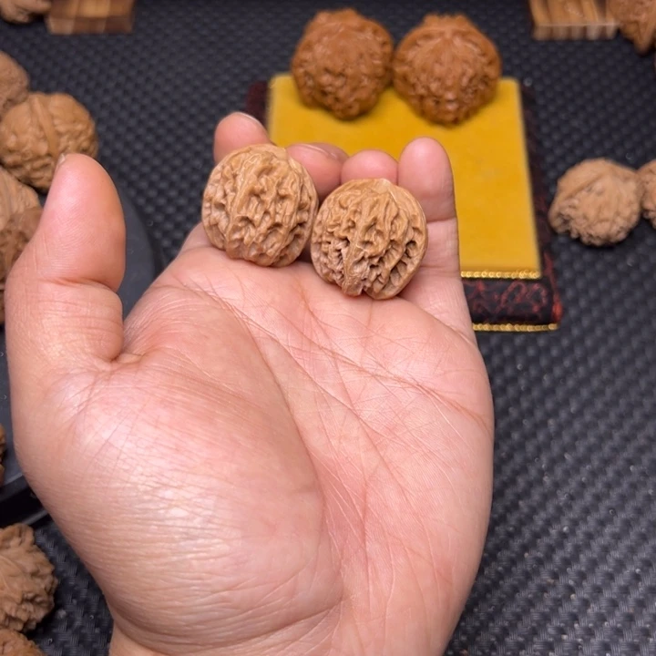 文玩核桃吊坠苹果园