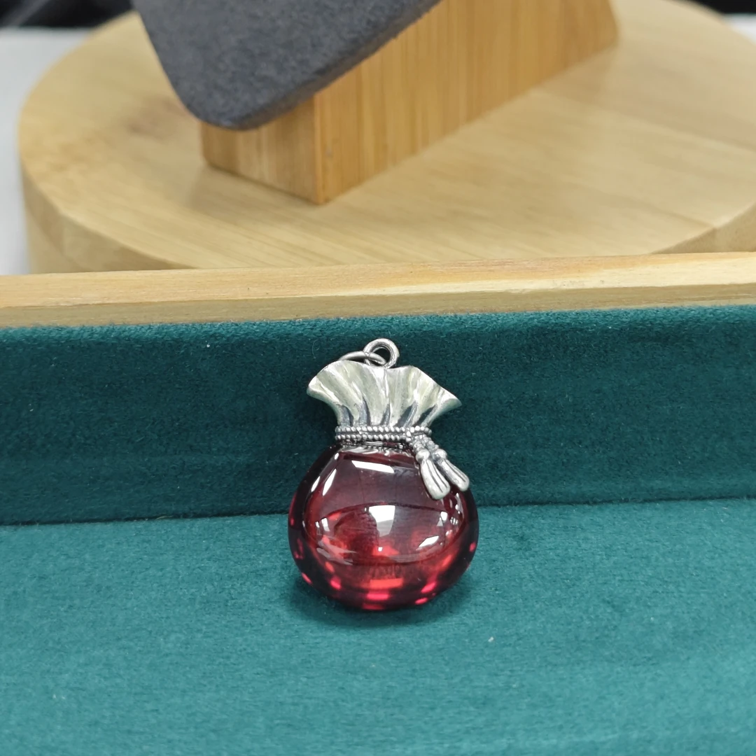 老银坊 吊坠足银合成锆石 红钱袋佛手吊坠 11231300100