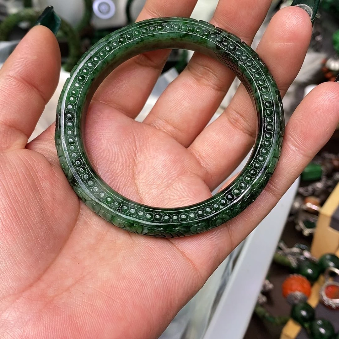 翡翠手镯未镶嵌漂亮美眉