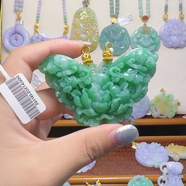 翡翠未镶嵌颈饰蝶恋花