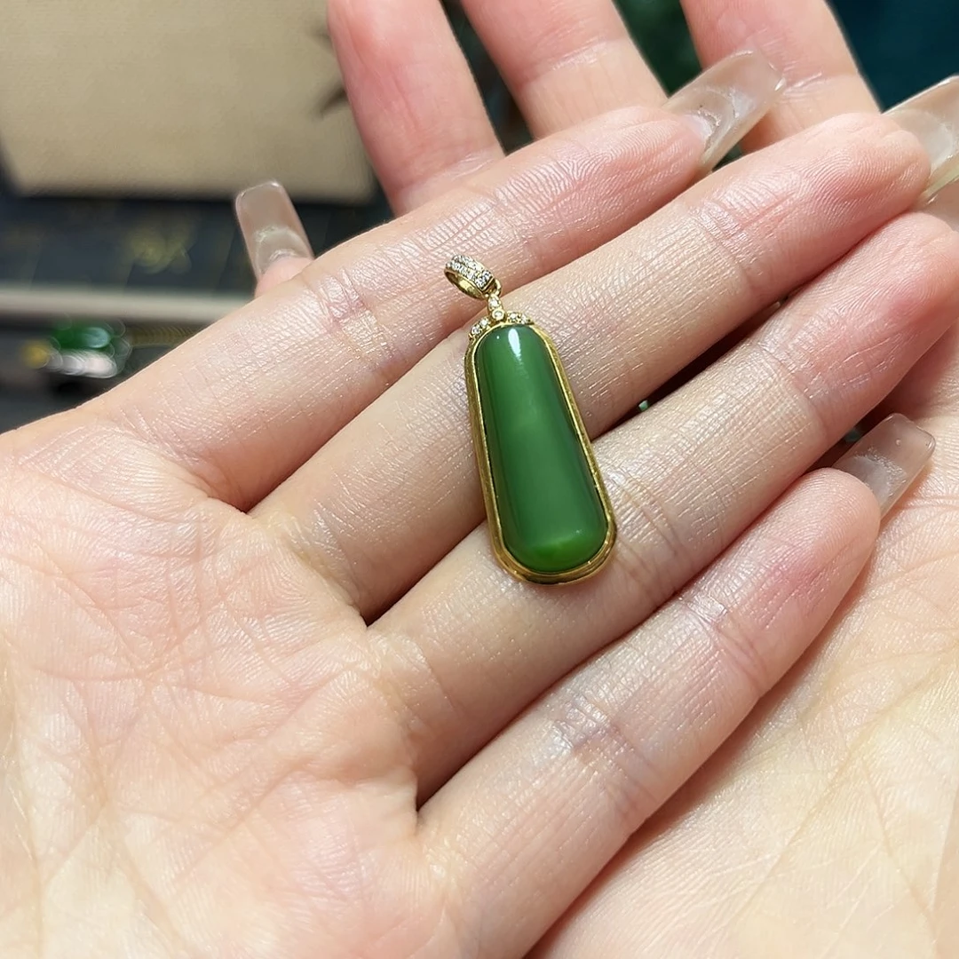 颈饰18K金镶嵌和田玉（碧玉）琴*吊坠