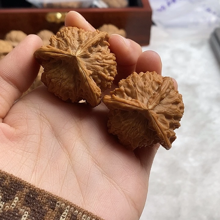 文玩核桃吊坠C****.三棱