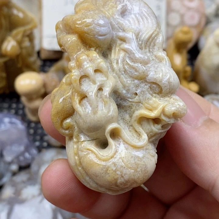 颈饰未镶嵌石英岩玉