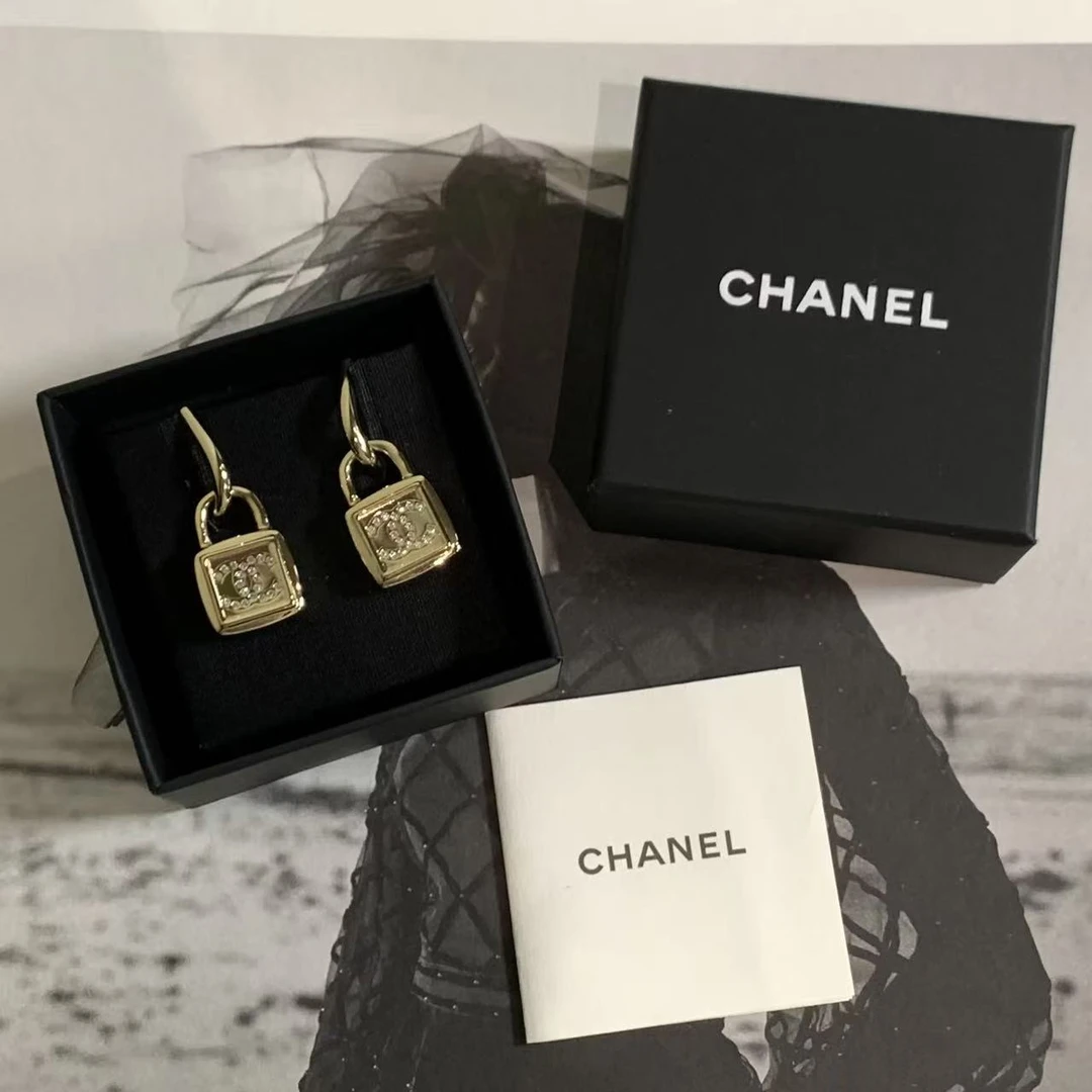 99新 Chanel/香奈儿 水钻双c耳钉/33124019/12期/代卖服务