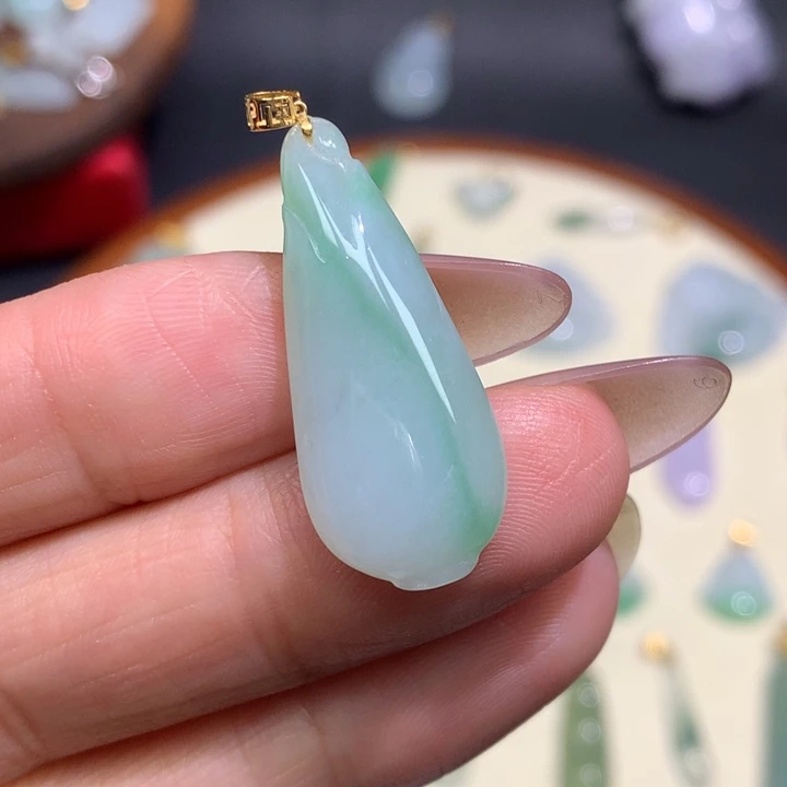 翡翠18K金镶嵌颈饰