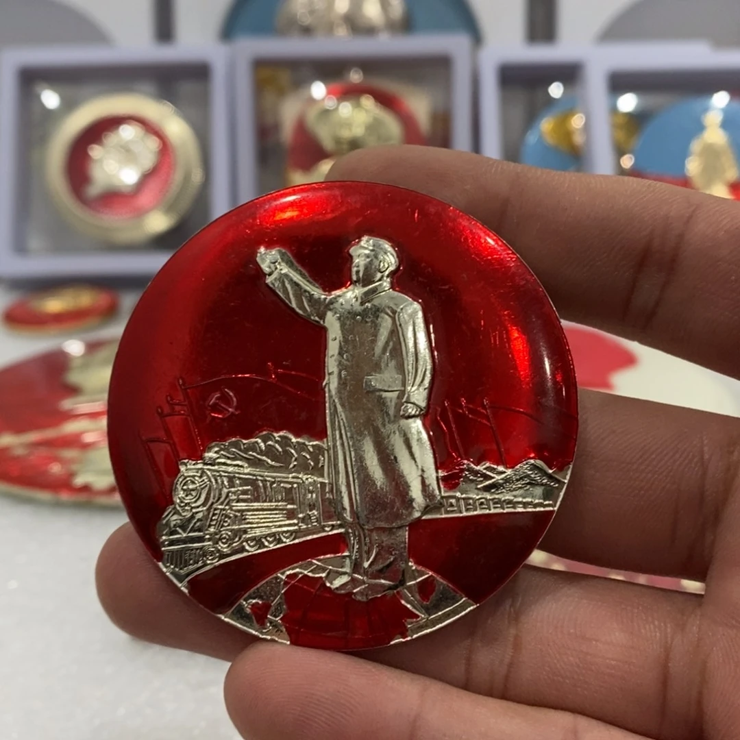 铝山**秀红色纪念章火车挥手背面大氧化