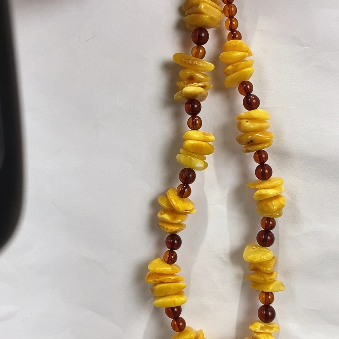 琥珀未镶嵌颈饰多人