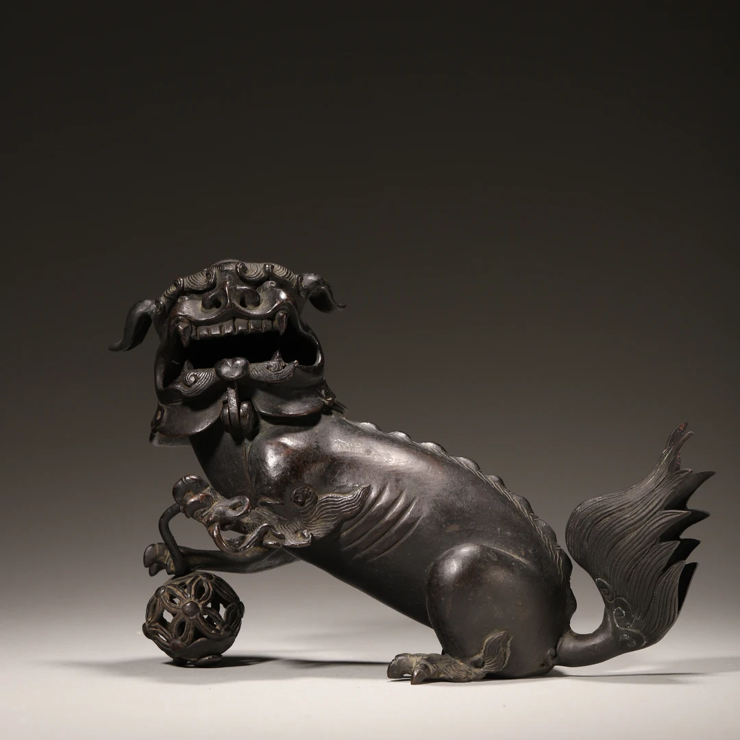 Lot14 清中期 狮子戏球形铜香熏