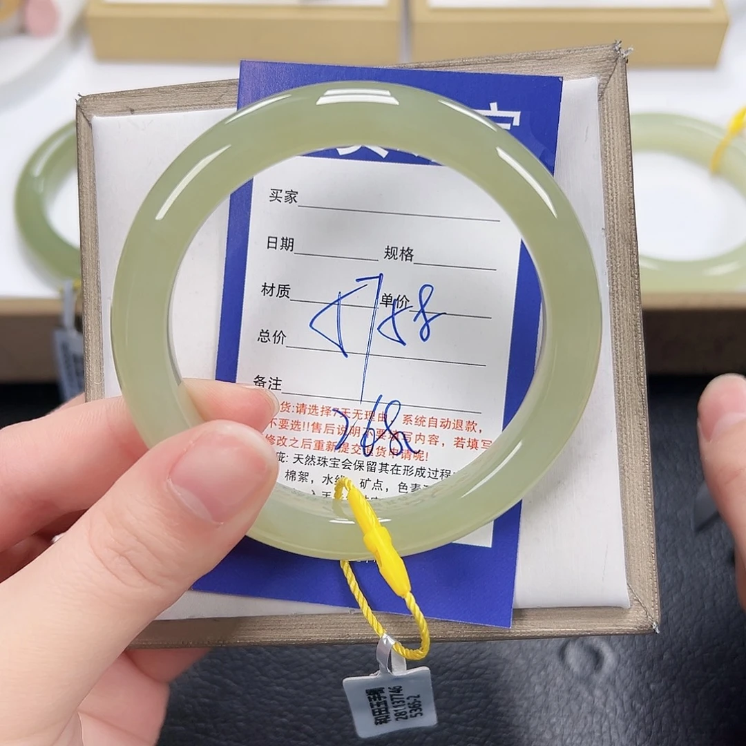 和田玉未镶嵌手镯