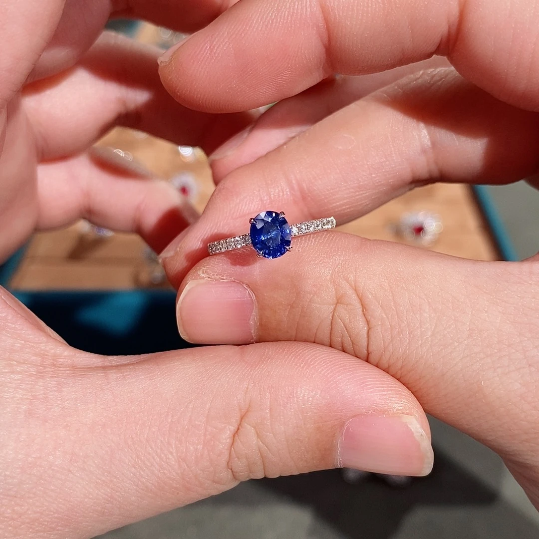 18K金镶嵌蓝宝石戒指0.99ct