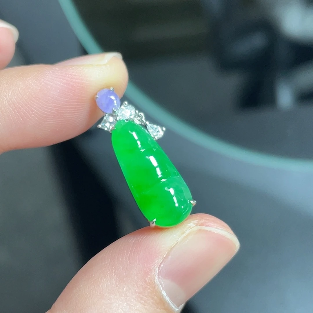 翡翠18K金镶嵌颈饰浓阳绿豆