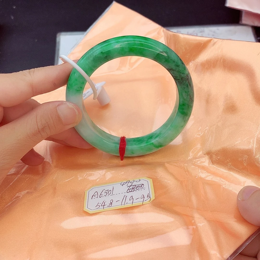 翡翠手镯未镶嵌翡翠