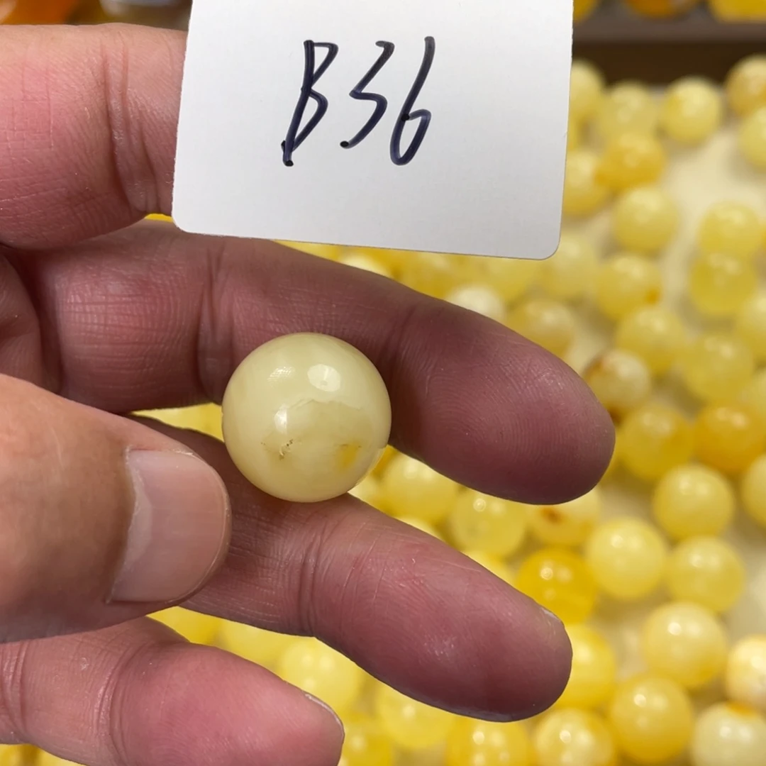 未镶嵌琥珀手链多样性发，发其中一件