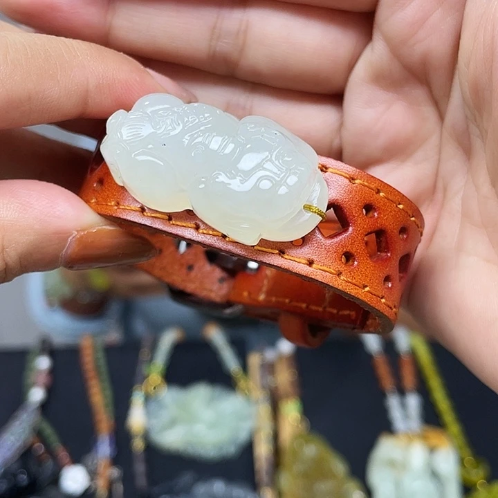 蛇纹石玉未镶嵌颈饰