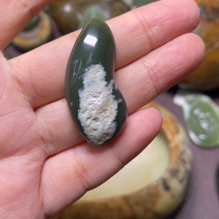 吉***柳岫岩河磨玉（透闪石质玉）未镶嵌颈饰