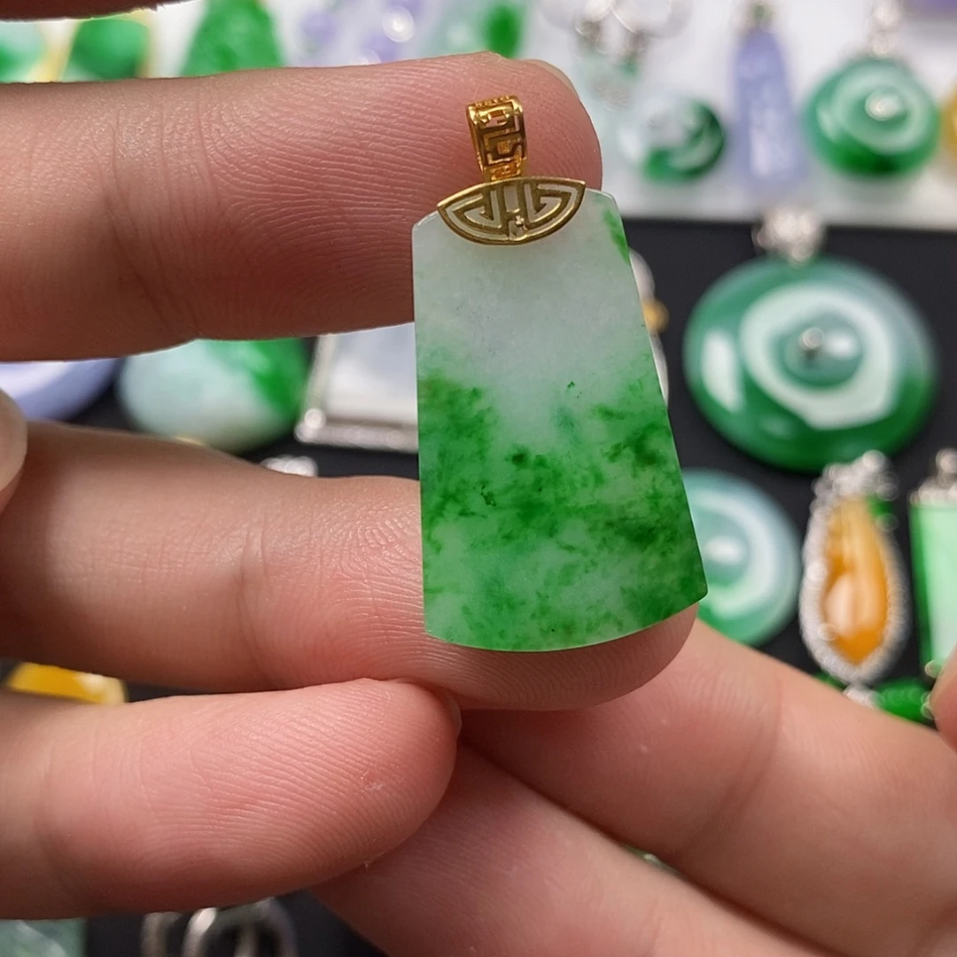 翡翠18K金镶嵌颈饰翡翠
