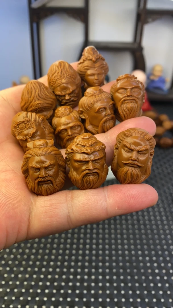 2.1上古天神雕刻手串漂亮时尚男士手串黄金树上沉水核不是橄榄