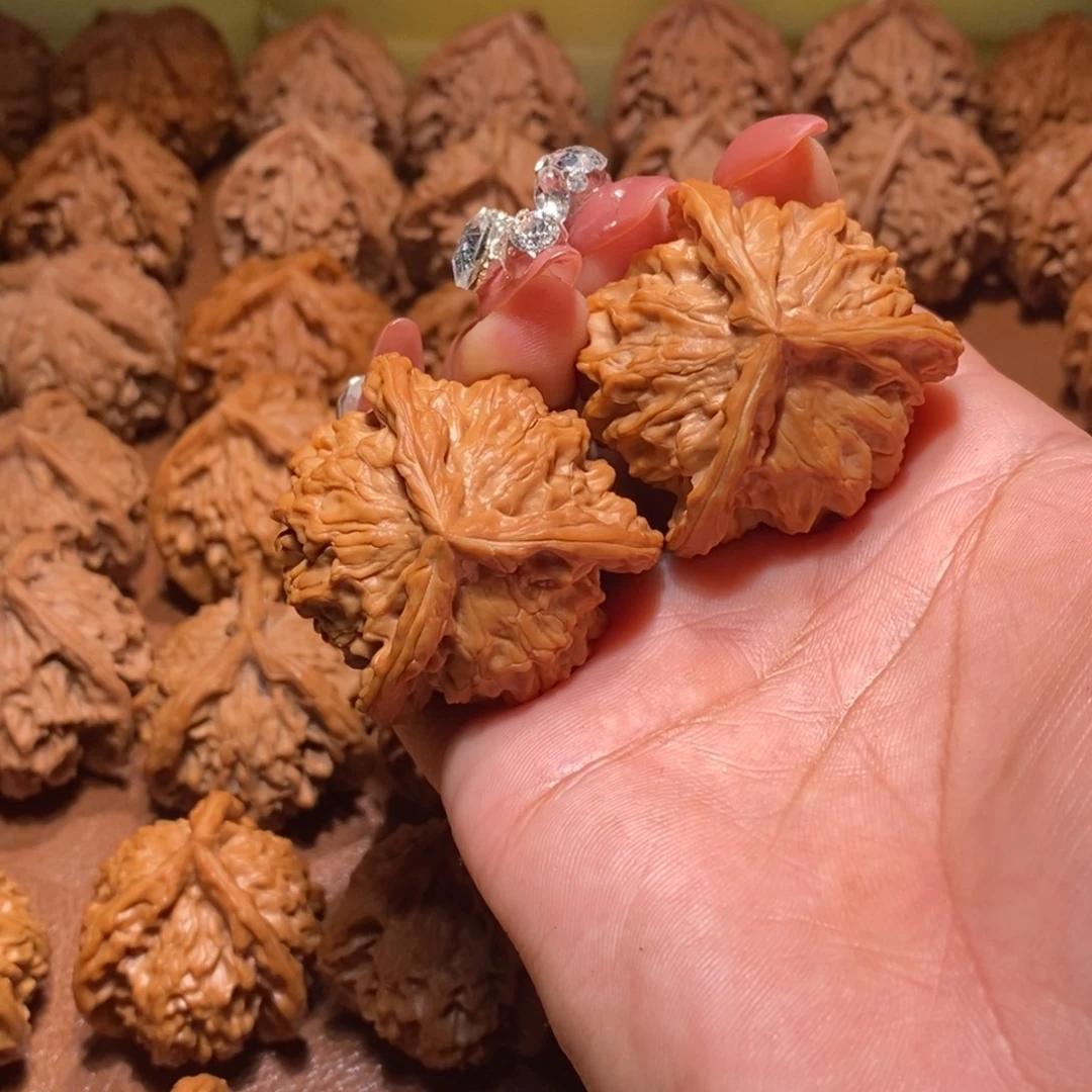 大***大盘山文玩核桃手把件