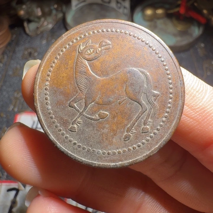 旗***.一枚工艺制品铜币摆件