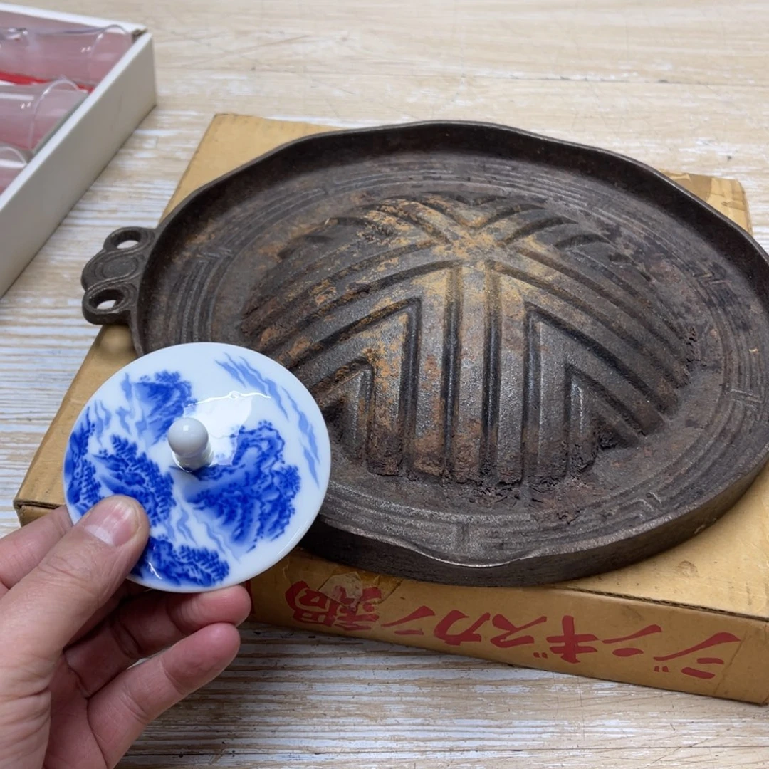 瓷片D密密麻麻地排列着一个
