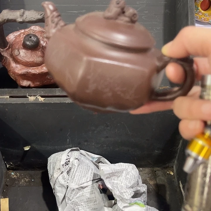 茶壶紫泥原矿泥料手工制作的一把紫砂壶。
